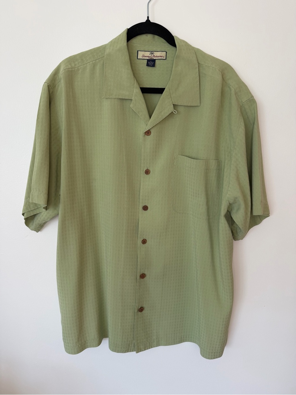 Tommy Bahama 100% Silk green Men’s Large Hawaiian resort button down